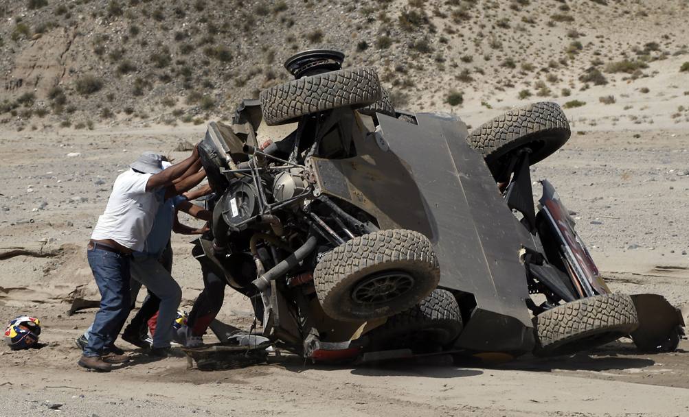 Come perdere una Dakar... Il ribaltamento di Sebastien Loeb. Reuters